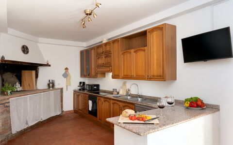 Villa i Fiori: Cabinetry, Cucina, Mobilia, Interior Design, Controsoffitto, Pavimentazione, Legna, Soffitto, Elettrodomestico Da Cucina, Camera