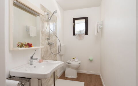 Villa i Fiori: Idraulico Fixture, Bagno, Interior Design, Lavandino Del Bagno, Lavello, Pavimentazione, Pavimento, Gabinetto, Rubinetto, Idraulico