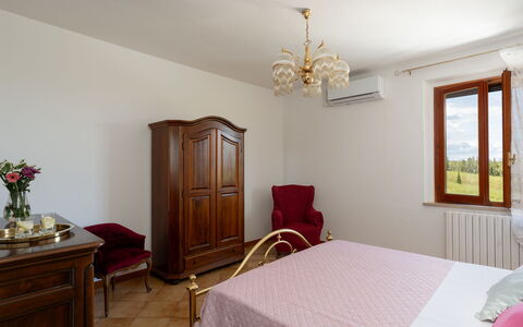 Villa i Fiori: Letto, Camera Da Letto, Mobilia, Interior Design, Lenzuolo, Bedding, Legna, Camera, Tessile, Pavimentazione