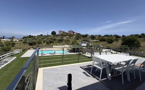 Rari House: Piscina, Mobili Da Esterno, Recinzione, Balcone
