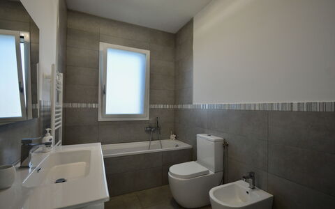 Rari House: Idraulico Fixture, Pavimentazione, Bagno, Pavimento, Gabinetto, Idraulico, Interior Design, Rubinetto, Toilet Seat, Lavello