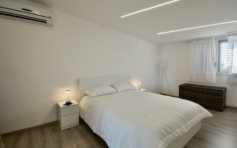 Rari House: Letto, Mobilia, Interior Design, Camera Da Letto, Pavimentazione, Parete, Pavimento, Bedding, Legna, Lenzuolo