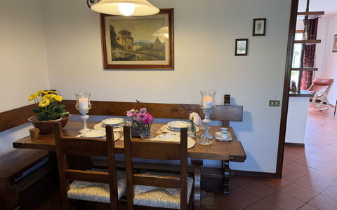 Alle Gardenie: Mobilia, Tavolo, Interior Design, Legna, Sala Da Pranzo, Cucina & Sala Da Pranzo Tavolo, Pavimentazione, Sedia, Cornice, Illuminazione