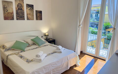 Casa Nanai - Levanto: Mobilia, Pavimento, Pavimentazione, Appartamento, Camera, Sedia, Letto, Camera Da Letto, Hotel, Latifoglie