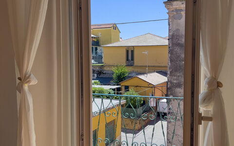 Casa Nanai - Levanto: Interior Design, Pavimento, Porta, Tenda, Finestra Trattamento, Balcone, Bicchiere, Per Finestre, Porta A Casa, Color Legno