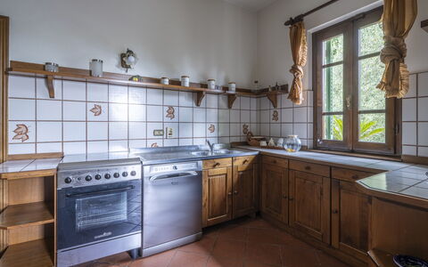 Villa Golly: Cucina, Legna, Interior Design, Pavimentazione, Soffitto, Controsoffitto, Camera, Cabinetry, Elettrodomestico Da Cucina, Color Legno