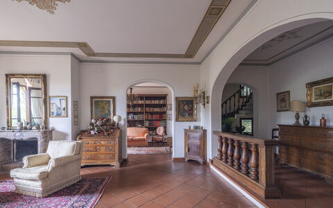 Villa Golly: Mobilia, Interior Design, Pavimentazione, Pavimento, Soffitto, Camera, Sedia, Soggiorno, Modanatura, Cornice