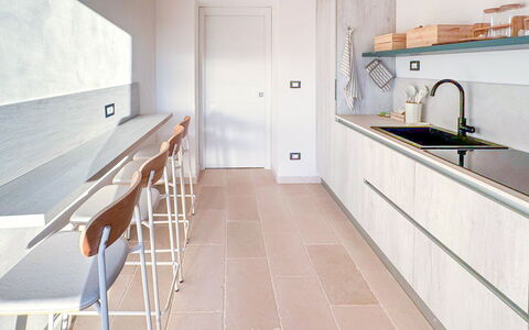 Tenuta Emma: Pavimentazione, Legna, Interior Design, Cucina, Pavimento, Controsoffitto, Mobilia, Cabinetry, Casa, Piastrella