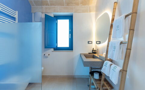 Tenuta Emma: Blu, Parete, Materiale Composito, Idraulico Fixture, Lampada, Bagno, Piastrella, Design, Rubinetto, Lavello
