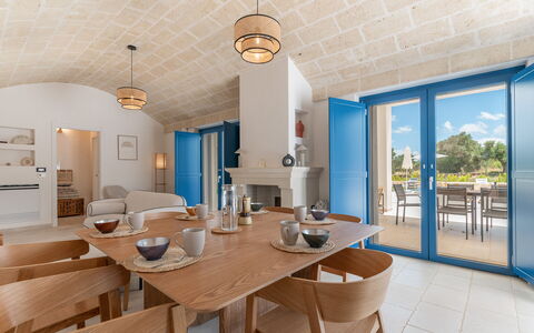 Tenuta Emma: Mobilia, Pavimentazione, Pavimento, Sedia, Cucina & Sala Da Pranzo Tavolo, Tavolo, Casa, Porta, Sala Da Pranzo, Shade