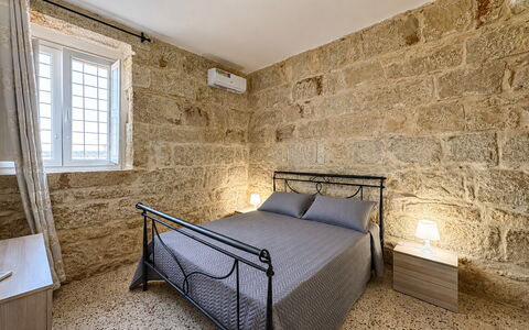 L'Oasi di Salvo: Pavimentazione, Pavimento, Soffitto, Muro ​​Di Pietra, Camera Da Letto, Telaio Del Letto, Letto, Bedding