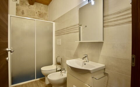 L'Oasi di Salvo: Pavimentazione, Pavimento, Parete, Idraulico Fixture, Interior Design, Bagno, Lavello, Lavandino Del Bagno, Rubinetto, Idraulico
