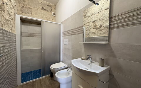 L'Oasi di Salvo: Pavimentazione, Pavimento, Idraulico Fixture, Interior Design, Piastrella, Idraulico, Bagno, Materiale Composito, Lavello, Soffitto