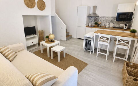 Porto Luna 1: Mobilia, Interior Design, Pavimentazione, Pavimento, Legna, Camera, Soggiorno, Divano, Pavimento In Legno, Tavolo