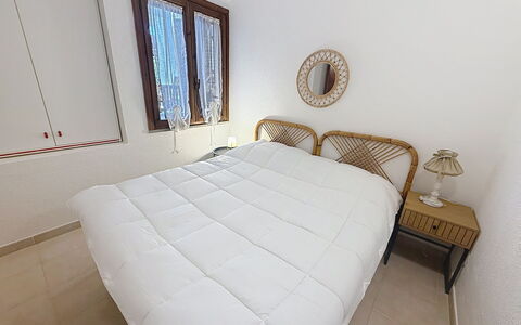 Porto Luna 1: Letto, Bedding, Mobilia, Camera Da Letto, Interior Design, Lenzuolo, Pavimento, Legna, Pavimentazione, Biancheria