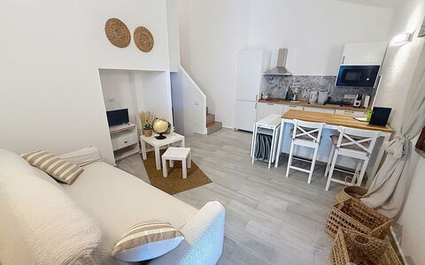Porto Luna 1: Mobilia, Pavimentazione, Interior Design, Pavimento, Legna, Camera, Sedia, Tavolo, Soggiorno, Casa