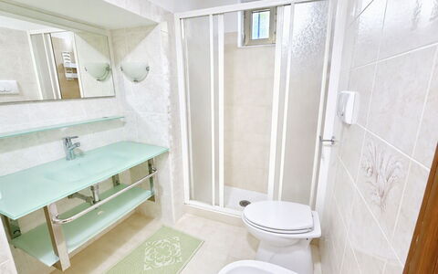 Porto Luna 1: Lavandino Del Bagno, Pavimentazione, Idraulico Fixture, Pavimento, Interior Design, Lavello, Bagno, Rubinetto, Idraulico, Mobilia
