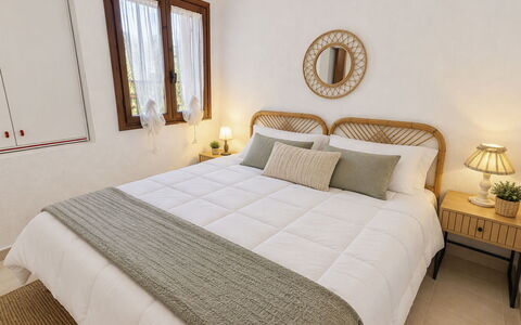 Porto Luna 1: Letto, Mobilia, Bedding, Interior Design, Camera Da Letto, Lenzuolo, Legna, Pavimento, Biancheria, Pavimentazione