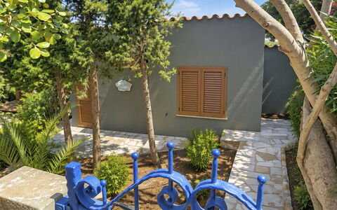 Porto Luna 1: Shade, Giardino, Landscaping, Vaso Di Fiori, Backyard, Cortile, Cortile, Hacienda, Eco Hotel, Pianta Della Casa