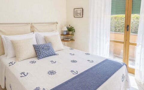 Coniglio Beach: Camera Da Letto, Letto, Mobilia, Lenzuolo, Biancheria, Legna, Bedding, Interior Design, Tessile, Pavimento