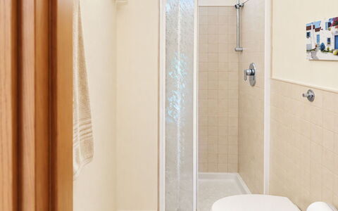 Coniglio Beach: Idraulico Fixture, Bagno, Parete, Pavimentazione, Pavimento, Interior Design, Porta, Idraulico, Casa, Doccia
