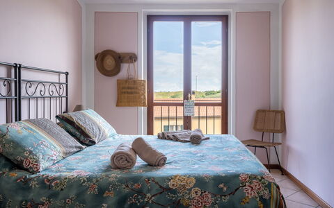 Terrazza sulla Luna, Casciana Terme: Camera Da Letto, Letto, Lenzuolo, Bedding, Legna, Biancheria, Mobilia, Interior Design, Tessile, Telaio Del Letto