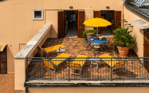 Terrazza sulla Luna, Casciana Terme: Legna, Appartamento, Mobilia, Sedia, Mobili Da Esterno, Vaso Di Fiori, Tavolo Esterno, Balcone, Pianta Della Casa, Color Legno