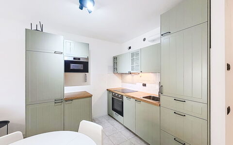 Nala: Cabinetry, Controsoffitto, Elettrodomestico Da Cucina, Cucina, Mobilia, Pavimentazione, Interior Design, Apparecchio Major, Legna, Pavimento