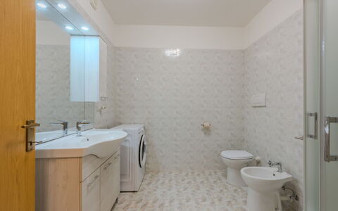 Nala: Pavimentazione, Pavimento, Interior Design, Idraulico Fixture, Bagno, Soffitto, Lavandino Del Bagno, Idraulico, Lavello, Rubinetto