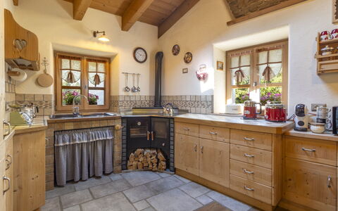 Chalet Ralon: Cucina, Mobilia, Interior Design, Legna, Pavimentazione, Cabinetry, Controsoffitto, Elettrodomestico Da Cucina, Pavimento, Casa