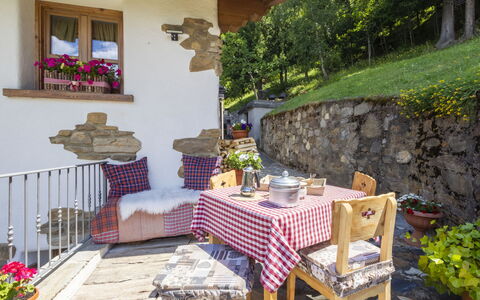 Chalet Ralon: Mobilia, Sedia, Mobili Da Esterno, Villetta, Vaso Di Fiori, Pianta Della Casa, Tavolo Esterno, Giardino, Cucina & Sala Da Pranzo Tavolo, Terrazza