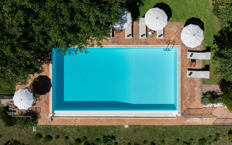 Villa Santa Barbara: Piscina, Blu, Acqua, Mobili Da Esterno, Ricorrere, Terme, Materiale Composito, Lettino, Eco Hotel, Tempo Libero