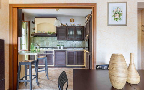 Casa Dolceconero: Mobilia, Interior Design, Cucina, Pavimentazione, Legna, Controsoffitto, Cabinetry, Illuminazione, Sedia, Cucina & Sala Da Pranzo Tavolo