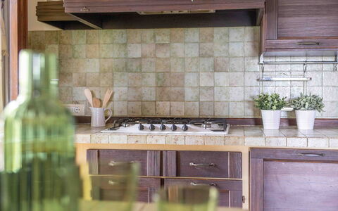 Casa Dolceconero: Cucina, Controsoffitto, Legna, Interior Design, Pavimentazione, Cabinetry, Elettrodomestico Da Cucina, Pavimento, Cucina Stufa, Casa