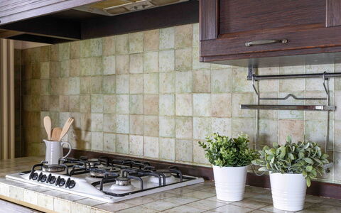 Casa Dolceconero: Cucina, Pavimentazione, Controsoffitto, Elettrodomestico Da Cucina, Piastrella, Stufa, Stufa A Gas, Cucina Stufa, Materiali Naturali, Piano Cottura