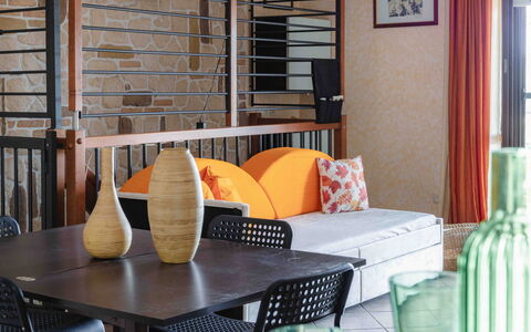 Casa Dolceconero: Mobilia, Interior Design, Parete, Sedia, Tavolo, Pavimentazione, Pavimento, Illuminazione, Soggiorno, Arancia