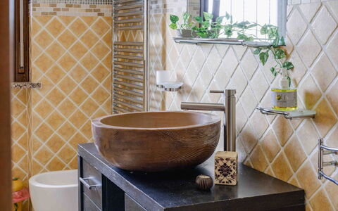 Casa Dolceconero: Idraulico Fixture, Pavimentazione, Interior Design, Bagno, Rubinetto, Pavimento, Piastrella, Lavello, Idraulico, Lavandino Del Bagno
