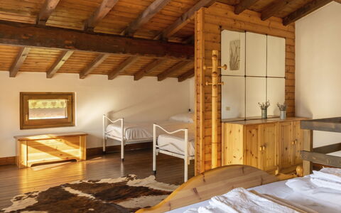 Il Cervo: Legna, Interior Design, Mobilia, Soffitto, Pavimentazione, Pavimento, Camera, Letto, Camera Da Letto, Color Legno