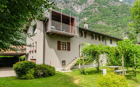 Zani: Zona Residenziale, Catena Montuosa, Villetta, Hill Station, Valle, Giardino, Cortile, Estate, Prato, Alpi