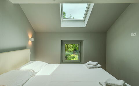 Zani: Interior Design, Camera Da Letto, Soffitto, Letto, Pavimento, Bedding, Lenzuolo, Camera, Telaio Del Letto, Cuscino