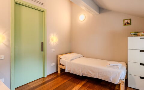 Zani: Mobilia, Pavimentazione, Interior Design, Pavimento, Parete, Camera Da Letto, Legna, Letto, Soffitto, Pavimento In Legno