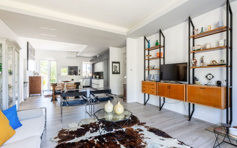 Art&Sea House: Mobilia, Interior Design, Pavimentazione, Parete, Legna, Pavimento, Soffitto, Soggiorno, Divano, Casa