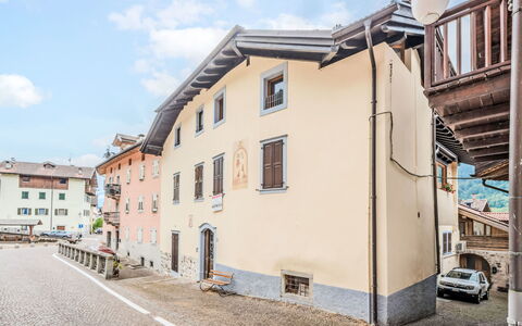 Silvia: Finestra, Parete, Costruzione, Facciata, Cittadina, Zona Residenziale, Architettura, Casa, Quartiere, Casa