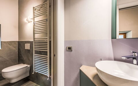 Silvia: Pavimentazione, Interior Design, Parete, Idraulico Fixture, Pavimento, Bagno, Soffitto, Gabinetto, Idraulico, Camera