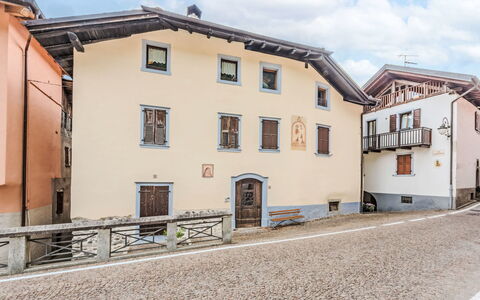 Silvia: Finestra, Facciata, Architettura, Porta, Casa, Casa, Insediamento Umano, Balcone, Dipingere, Gesso