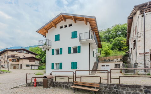 La Casa di Bruna: Finestra, Casa, Zona Residenziale, Casa, Insediamento Umano, Pendenza, Balcone, Villaggio, Paesino Di Montagna