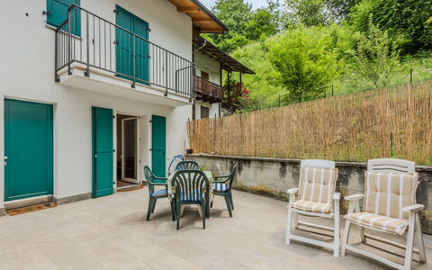 La Casa di Bruna: Portico, Balcone, Mobili Da Esterno, Recinzione, Shade, Cortile, Pianta Della Casa, Color Legno, Backyard, Eco Hotel