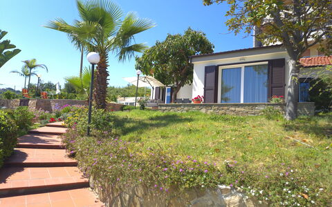 Oasis Villa Sanremo: Arbusto, Ricorrere, Giardino, Eco Hotel, Landscaping, Shade, Hacienda, Villa, Backyard