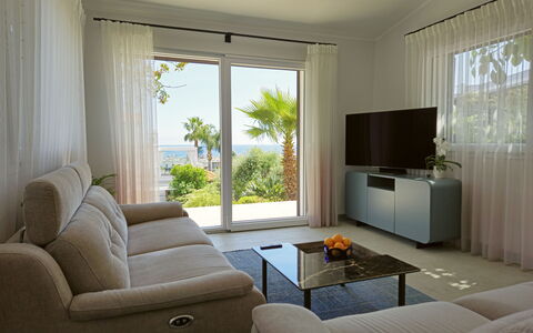 Oasis Villa Sanremo: Mobilia, Interior Design, Divano, Appartamento, Soggiorno, Casa, Pavimento, Pavimentazione, Illuminazione, Tavolo