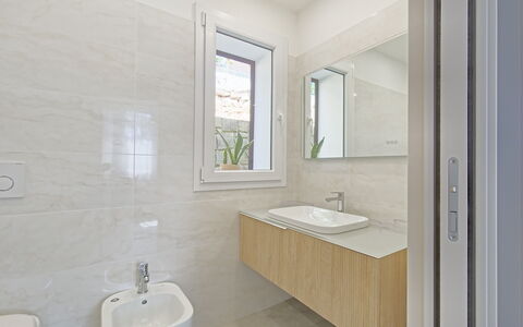 Oasis Villa Sanremo: Pavimentazione, Bagno, Idraulico Fixture, Pavimento, Lavello, Lavandino Del Bagno, Interior Design, Gabinetto, Rubinetto, Idraulico